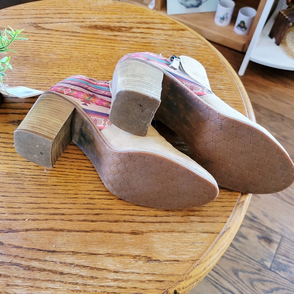 Ariat Southwest Pattern Ankle Boots - Picture 8 of 8